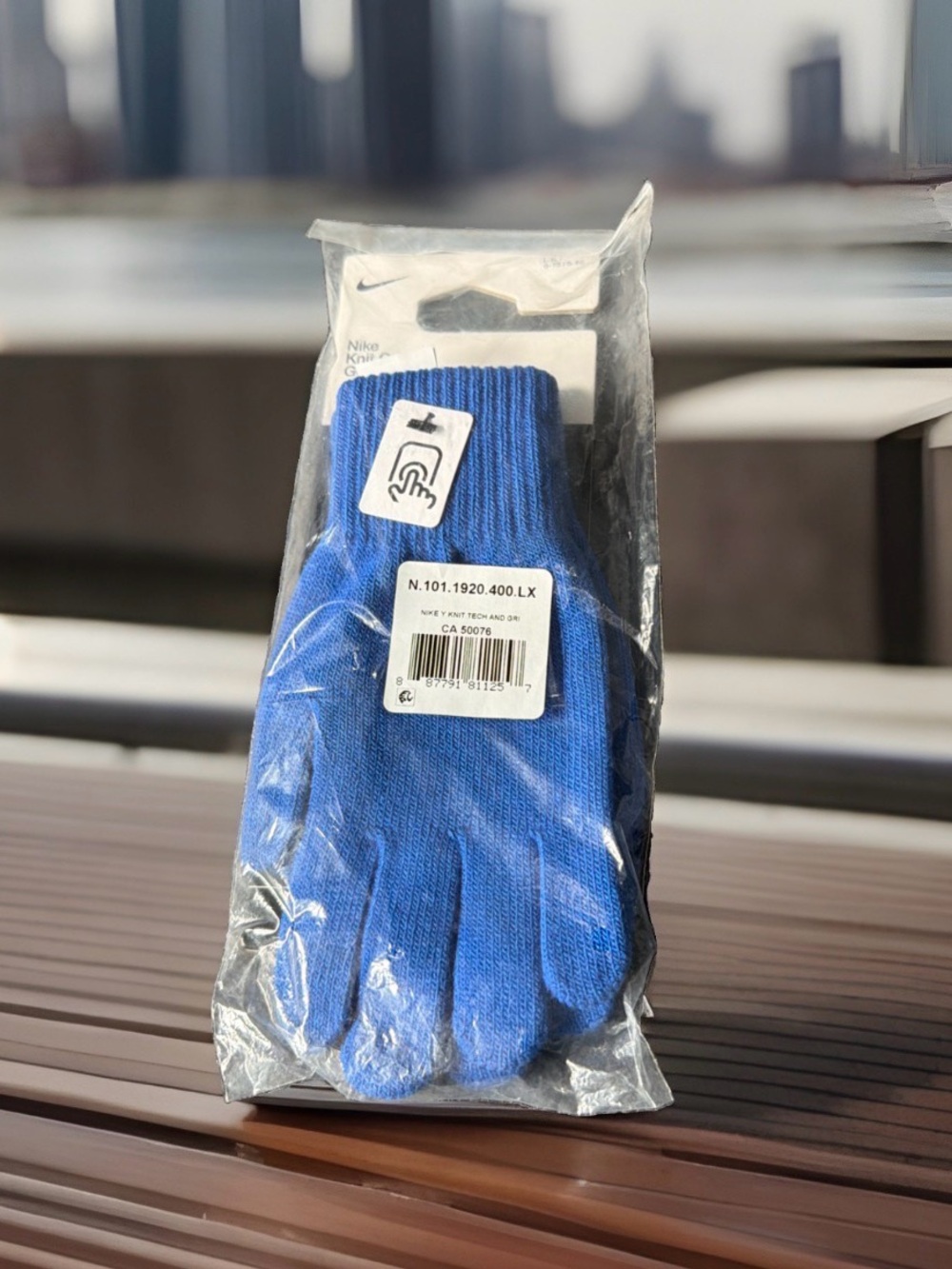 Nike Youth Size L-XL Knit Tech and Grip Gloves. Blue. New with Tags